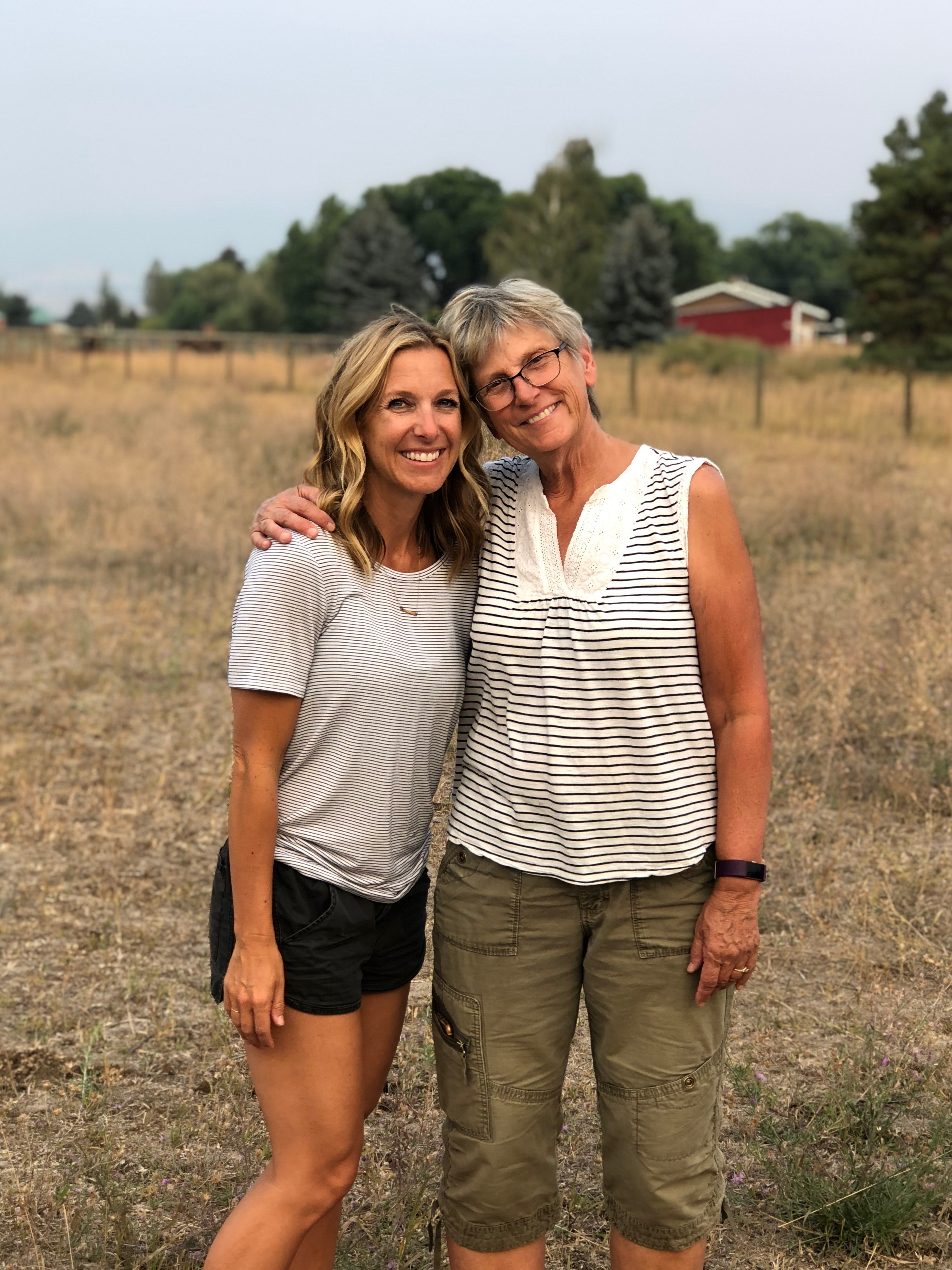 Deux agricultrices souriantes